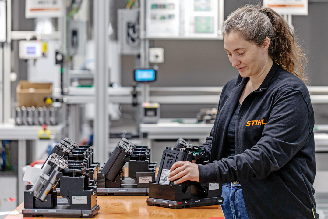 Hier werden Akkus hergestellt: Stihl stärkt seinen globalen Fertigungsverbund mit der Eröffnung seines ersten Akku-Werkes in Rumänien. Rumänien ist das achte Land im Fertigungsverbund. Derzeit sind rund 135 Personen im neuen Werk beschäftigt. Bis 2028 soll die Zahl auf etwa 700 steigen.