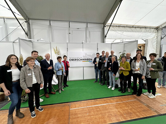 Zahlreiche Gäste wohnten der Logo-Enthüllung bei.