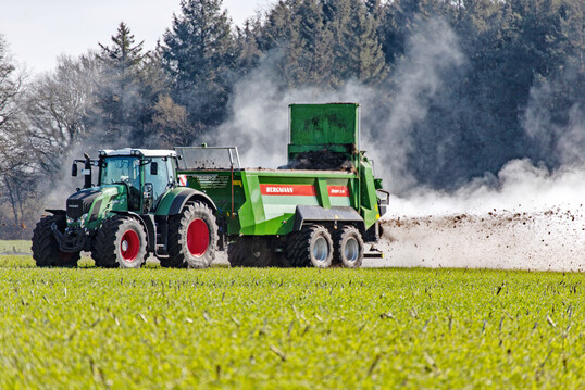 Die Xpert-Streuer erreichen Arbeitsbreiten bis 36 Meter.