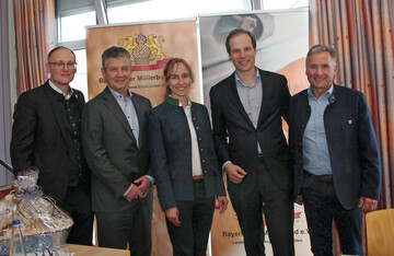 Veranstalter und G�ste in Volkach (v. r.): Rudolf Sagberger, Pr�sident des Bayerischen M�llerbunds, J�rg Simon Immerz, Manuela Haupt, Martin Untersch�tz und Dr. Josef Rampl, Gesch�ftsf�hrer des Bayerischen M�llerbunds. ��������������