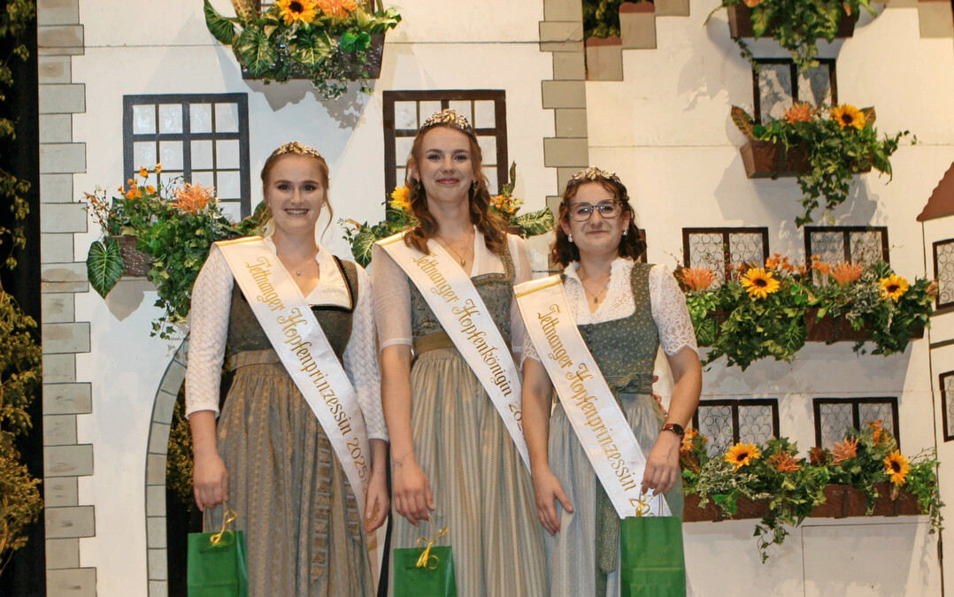 Neue Hopfenhoheiten: Beim 15. Tettnanger Hopfenball wurde Irina Müller zur Hopfenkönigin und Paulina Mosch (l.) und Marianne Müller (r.) zu Hopfenprinzessinnen gewählt. Sie vertreten das Grüne Gold vom Bodensee für die nächsten zwei Jahre.