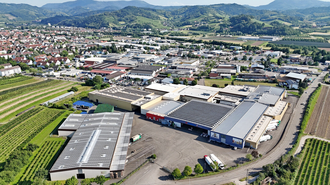 Der Obstgro�markt Mittelbaden von Westen, im Hintergrund die Stadt Oberkirch und der Schwarzwald.