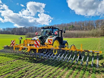 Die Sichelhacke passt sich automatisch der Hangneigung an.