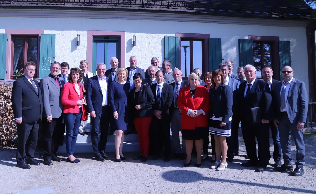 Bundeslandwirtschaftsministerin Julia Kl�ckner spricht mit Mitgliedern der Landesfachaussch�sse L�ndlicher Raum und Landwirtschaft der CDU Baden-W�rttemberg und Rheinland-Pfalz �ber aktuelle Themen zum L�ndlichen Raum und der Agrarpolitik im Hofgut Maxau in Karlsruhe. Bundesministerin Julia Kl�ckner mit Alois Gerig MdB, Vorsitzender des LFA Baden-W�rttemberg, und Christine Schneider MdL sowie stv. Vorsitzende der CDU-Landtagsfraktion Rheinland-Pfalz, PSt Hans-Joachim Fuchtel MdB und Mitglieder beider Landesfachaussch�sse vor dem Hofgut Maxau.