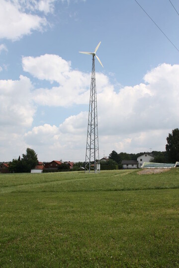 Wer eine Kleinwindkraftanlage besitzt, würde sie auch weiterempfehlen, denn neben der Wirtschaftlichkeit sind auch die Technikbegeisterung und die Eigenversorgung mit selbst produziertem erneuerbarem Strom wichtige Faktoren für die Betreiber.