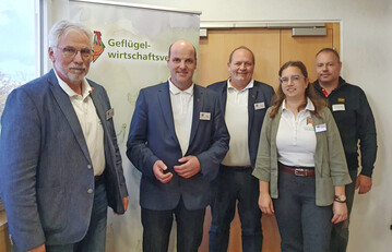 1 Die Vorstandmitglieder (v. l. n. r.): Werner �Hackenberger, Georg Heitlinger, Josef Wohlfrom, Gesch�ftsf�hrerin Andrea Bauer, und Marcus K�nninger. 