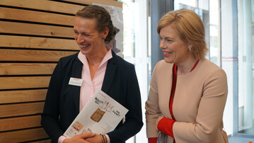 Dr. Marie von Meyer-Höfer (l.) von der Universität Göttingen leitete das Projekt „Virtueller Stall der Zukunft“. Gemeinsam mit Agrarministerin Julia Klöckner (r.) stellte sie die Ergebnisse im Bundeslandwirtschaftsministerium in Berlin vor.