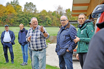1 Der diesj�hrige Pferdepraxistag der Fachgruppe Pferde haltender landwirtschaftlicher Betriebe des Landesbauernverbands (LBV) in Baden-W�rttemberg fand auf dem Pensionspferdebetrieb von Erich Diebold (4. v. l.) in Reutlingen-Altenburg statt. Heiner Eppinger, der Vorsitzende der Fachgruppe (2. v. r.), und Gesch�ftsf�hrerin Michelle Lumpe (r.) begr��ten die zahlreichen Teilnehmer.