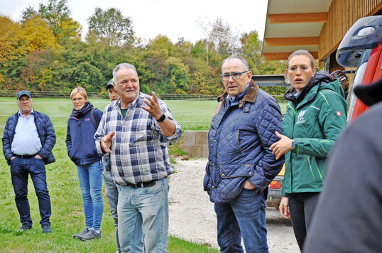1 Der diesjährige Pferdepraxistag der Fachgruppe Pferde haltender landwirtschaftlicher Betriebe des Landesbauernverbands (LBV) in Baden-Württemberg fand auf dem Pensionspferdebetrieb von Erich Diebold (4. v. l.) in Reutlingen-Altenburg statt. Heiner Eppinger, der Vorsitzende der Fachgruppe (2. v. r.), und Geschäftsführerin Michelle Lumpe (r.) begrüßten die zahlreichen Teilnehmer.