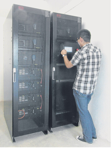 Überschüssige Energie für später aufheben: Einbau eines Speichers im Keller eines landwirtschaftlichen Gebäudes.