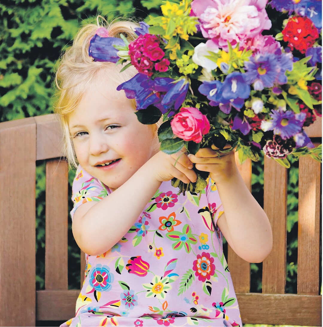 Am Sonntag ist Muttertag. Initiatorin diese Gedenktages ist Anna Marie Jarvis (1864 � 1948), Tochter eines methodistischen Pfarrers. Ihre Mutter versuchte mit Wohlt�tigkeitsveranstaltungen w�hrend des amerikanischen B�rgerkriegs die Not der Verwundeten auf beiden Seiten zu lindern. Nach deren Tod 1907 setzte sich die Tochter f�r einen Tag der M�tter als offiziell anerkannten Feiertag ein, was 1914 gelang. l