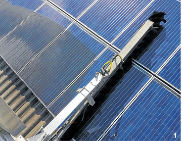 Der Unterschied zwischen noch verschmutzter und schon gereinigter Fl�che ist deutlich zu erkennen. In den meisten F�llen reicht ein Arbeitsgang, um das Modul von Ablagerungen zu befreien. Den gr��ten Aufwand machen Flechten, die sich gerne am unteren Rand ansiedeln.