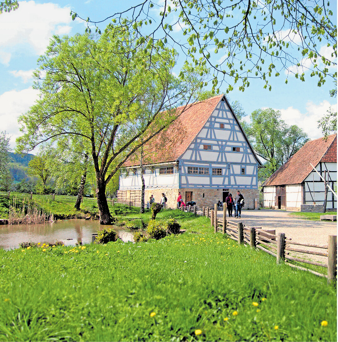 Am Sonntag ist Muttertag, da k�nnte ein Familienausflug in eines der sieben Freilandmuseen im Land auf dem Programm stehen. Und wer am 14. Mai mit dem Oldtimer-Traktor ins Hohen- loher Freilandmuseum nach Schw�bisch Hall/Wackershofen kommt, erh�lt dann freien Eintritt. Weit �ber 100 historische Schlepper, die �ltesten aus den 1920er-Jahren, werden dort beim traditionellen Oldtimer-Tag zwischen 10 und 17 Uhr erwartet.