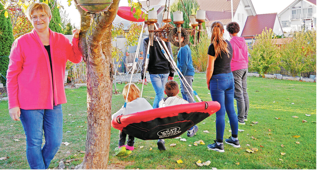 Christine Schweizer mit ihren Pflegekindern. Unterschiedlicher k�nnen Geschwister nicht aussehen: Sie haben blonde, rote und dunkle Haare, schwarze Haut, s�dl�ndischen Teint oder Sommersprossen.