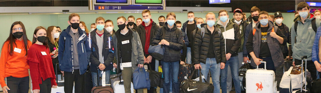 Die russischen Fachsch�ler sind sicher in Frankfurt gelandet. Die AKI-Mitarbeiterinnen Assel Tokperdinova (l.) und Anastasiia Fomina (2. v. l.) begleiteten die Gruppe im Bus nach S�ddeutschland.