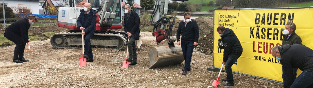 Spatenstich (v. l.): Michael Lang, Wangens Oberb�rgermeister; Anton Sieber, Ortsvorsteher Leupolz; R�diger Stadler, Hallenbau; Markus St�tzenberger, Vorsitzender der Bauernk�serei, Karl Schneider, Aufsichtsratsvorsitzender; Ulrich Graf, stellvertretender Vorsitzender, und Gesch�ftsf�hrer Michael Welte.