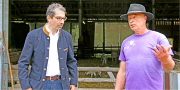 Sch�fer Herbert Schaible (r.) berichtet Staatssekret�r Andre Baumann von den kleinen und gro�en H�rden in seinem Berufsalltag.