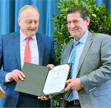 Bauernverbandspr�sident Joachim Rukwied zeichnete den Eberhard Zucker mit der Goldenen �hre des Bauernverbands aus.