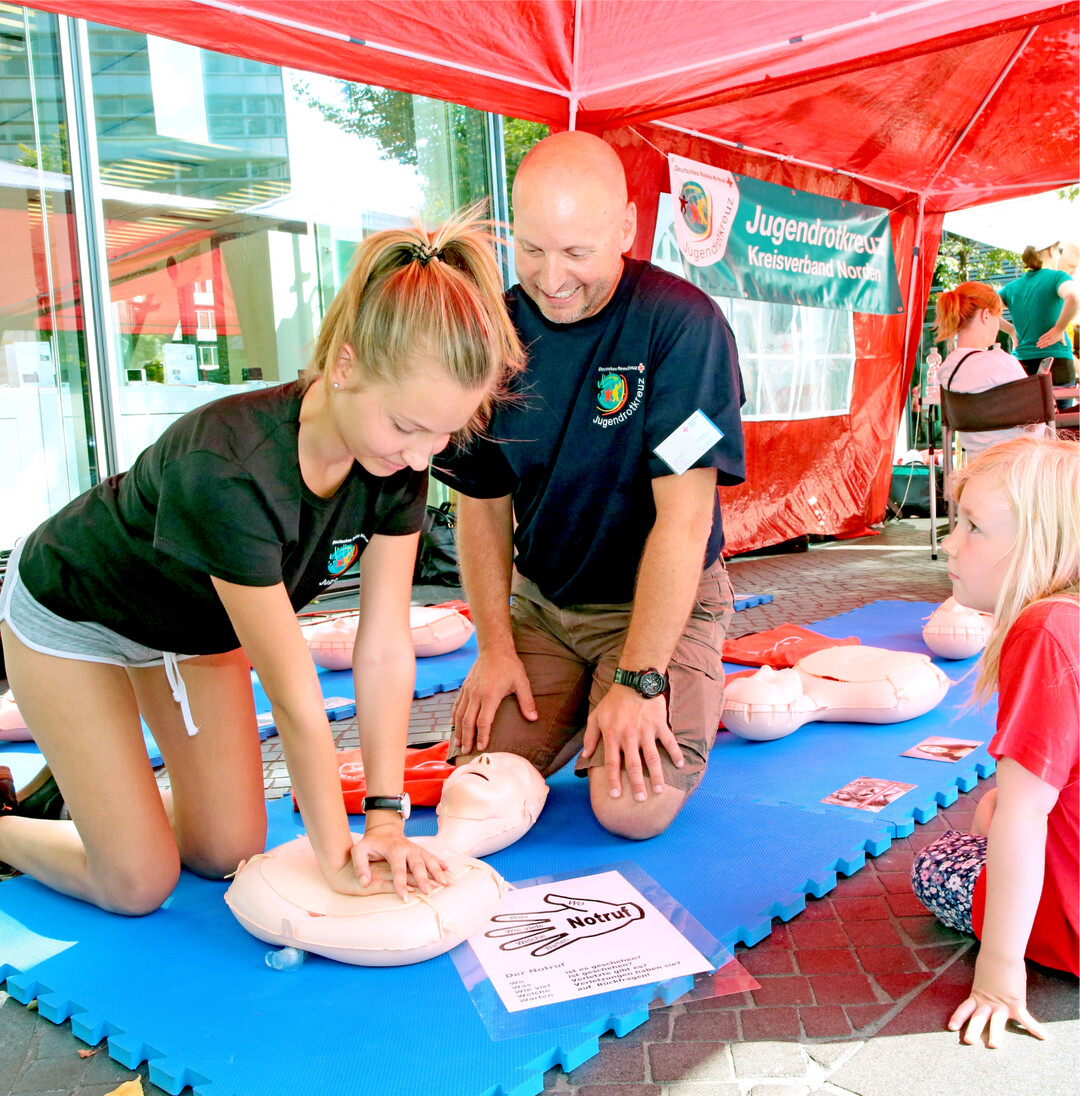 Wiederbelebung in der Schule lernen Das Deutsche Rote Kreuz (DRK) und sein eigenst�ndiger Jugendverband, das Deutsche Jugendrotkreuz (JRK) fordern, das Thema Wiederbelebung im Schulunterricht ab der 7. Klasse in allen Bundesl�ndern verpflichtend einzuf�hren. Sie unterst�tzen damit das Ziel des Deutschen Rates f�r Wiederbelebung, j�hrlich zwei Schulstunden mit praktischen Inhalten zur Laienreanimation in den Lehrplan aufzunehmen. Um im Ernstfall helfen zu k�nnen, braucht es nicht viel. Jeder Mensch kann mit einer Reanimation Leben retten. Alles was man dazu braucht, sind zwei H�nde," sagt DRK-Bundesarzt Professor Dr. Bernd B�ttiger. Es ist wichtig, junge Menschen m�glichst fr�h mit Erste Hilfe-Inhalten vertraut zu machen, damit Hemmungen und Zur�ckhaltung, Hilfe zu leisten, gar nicht erst entstehen," sagt Marcel B�sel, JRK-Bundesleiter. Bei einem Herz-Kreislauf-Stillstand, einer der h�ufigsten Todesursachen in Deutschland, z�hlt f�r die Betroffenen jede Minute. Nach Angaben des Deutschen Reanimationsregisters erleiden j�hrlich �ber 60.000 Menschen einen Herz-Kreislauf-Stillstand au�erhalb eines Krankenhauses. Oft sind dabei Familienangeh�rige, Freunde oder andere Personen anwesend. Nach aktuellen Erhebungen aus dem Jahr 2020 begannen Laien aber nur in 40 Prozent der F�lle mit der Reanimation. Expertenmeinungen zufolge k�nnten bundesweit j�hrlich 10.000 Leben zus�tzlich gerettet werden, w�rden im Ernstfall Laien sofort Wiederbelebungsma�nahmen ergreifen.