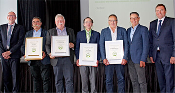 Auszeichnungen: Die Tr�ger der Goldenen und Silbernen Ehrennadel des Landesverbandes der Maschinenringe (2. bis 5. v. l.) Rolf Zobel, Friedrich M�ller, Horst K�rkel und Lothar M�hlenstedt zusammen mit dem Pr�sidenten des Bundesverbandes Leonhard Ost und dem Vorsitzenden des Landesverbandes der Maschinenringe Christian Wittlinger (2. und 1. v. r.) sowie dem LVMR-Gesch�ftsf�hrer Dr. Hansj�rg Weber (l.).