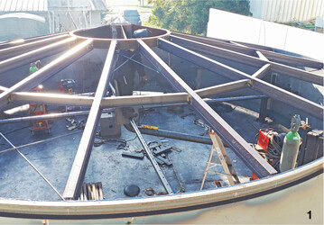 Beh�lterbau bei Neidlinger: Nach der Bodenplatte wird als erstes das Dach gebaut. Dann wird ein Stahlring nach dem anderen verschwei�t und hydraulisch nach oben bewegt.