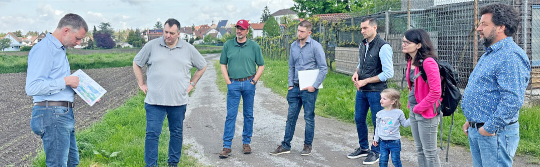 Kreisgesch�ftsf�hrer Rolf Berger (l.) zeigt die Vogelschutzgebietskarten. Ansgar May, MdL, CDU; Landwirt Jochen Bolz; Alexander Kern, stellvertretender Kreisvorsitzender im Bauernverband Karlsruhe; Nicola Zillelius, MdB, CDU; Christine Neumann-Martin, MdL, CDU, und Helmut J�ger, Kreisvorsitzender im Bauernverband Karlsruhe, lauschen den Ausf�hrungen.