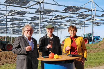 Trio beim Ansto�en (von links): Prof. Dr. Ralf V�gele, Dekan Agrarwissenschaften Uni Hohenheim, Prof. Dr. Christoph Schneider, Rektor Uni Hohenheim, Sabine Kurtz, Staatssekret�rin im MLR. 