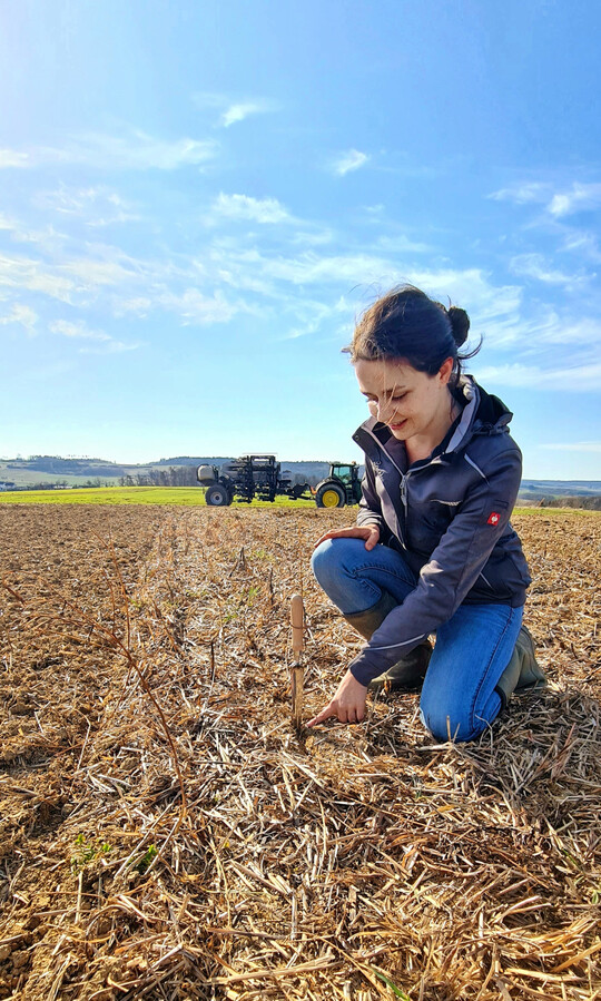 Susanne Reichert, Landwirtin und Vorsitzende im Maschinenring Ha�gau, erkl�rt die Vorteile der Direktsaat f�r die Bodenfruchtbarkeit.