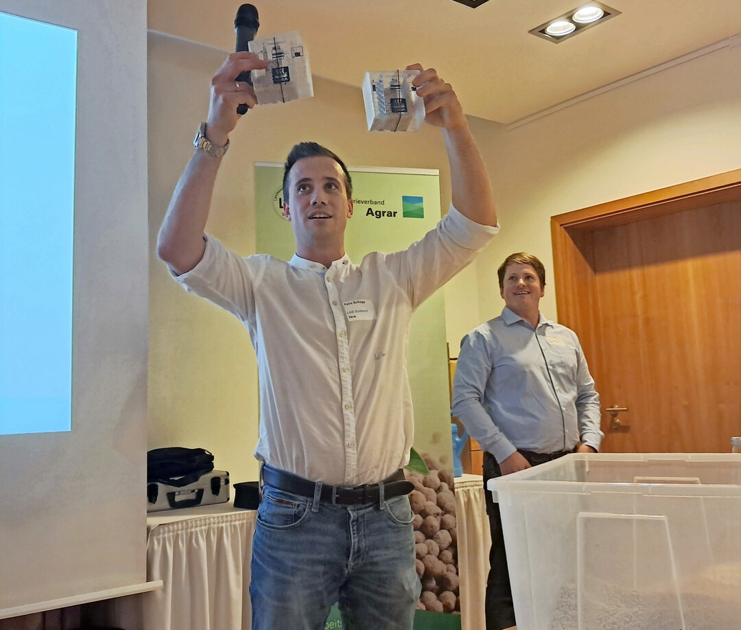 Felix Schopp von Yara Deutschland und Ruben Tabet (rechts) von SKW Piesteritz zeigen live im Sch�ttungsversuch, wie wichtig die D�ngerqualit�t ist.