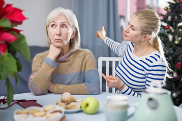 Die Vorstellungen rund um das Weihnachtsfest haben sich zwischen Mutter und Tochter verändert.