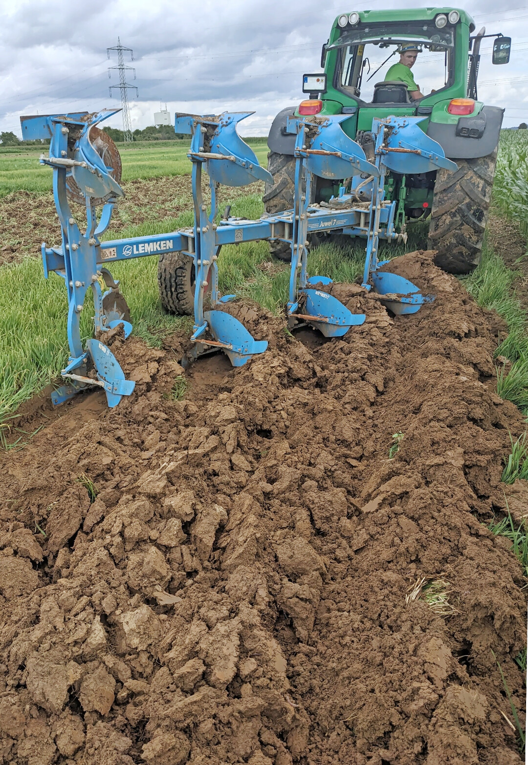 Für eine optimale Pflugarbeit ist ein richtig eingestellter Traktor unerlässlich.