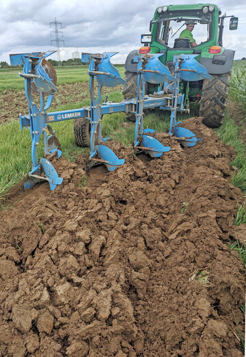 F�r eine optimale Pflugarbeit ist ein richtig eingestellter Traktor unerl�sslich.