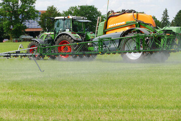 Wenn bei einem Pflanzenschutzger�t die G�ltigkeit der Pr�fplakette abl�uft, muss es rechtzeitig vor der neuen Spritzsaison bei einer anerkannten Kontrollwerkstatt gepr�ft werden.