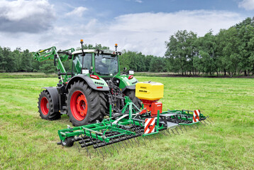 Den Grünlandstriegel gibt es auch mit Säeinheit.