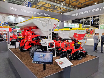 P�ttinger stellt den Prototyp einer Einzelkorns�maschine vor.