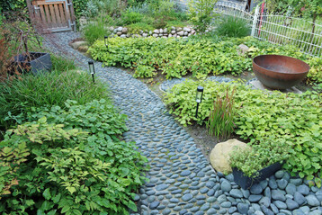 Bei der Anlage von Gartenwegen ist neben der Platzierung und Optik auch auf Trittsicherheit zu achten.