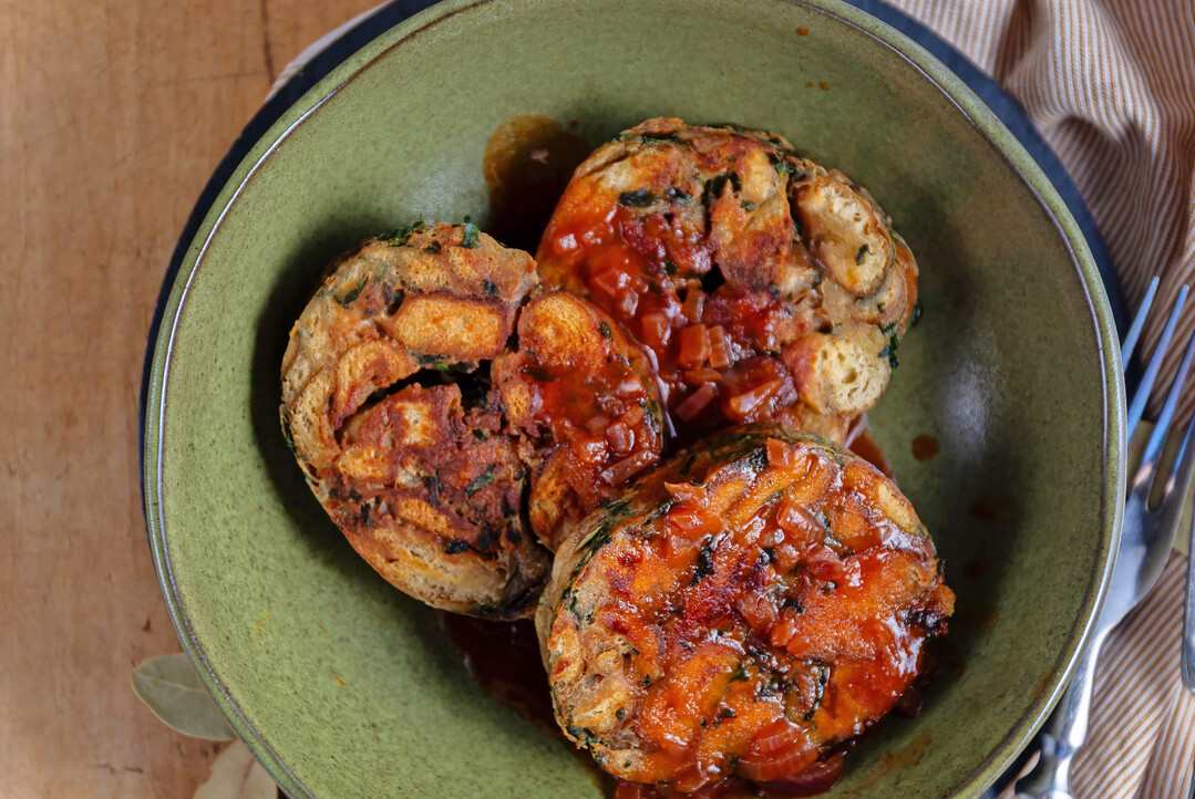 Gebratene Brezenknödel mit schneller Bratensoße.