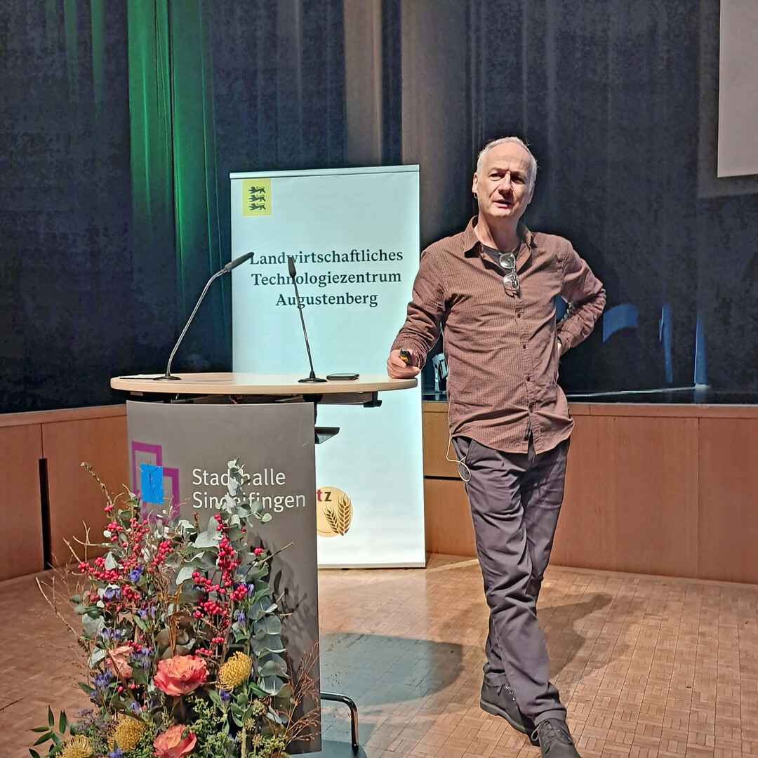 Dr. Thomas Steinger von Agroscope stellt Schweizer Programme zur Pflanzenschutzmittelreduktion vor.