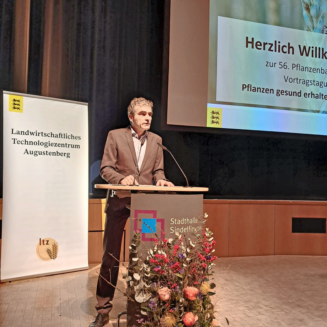 Dr. Wilfried Hermann, Versuchsstation-Leiter in Hohenheim, begrüßt die über 200 Zuhörer auf der Pflanzenbaulichen Vortragstagung am 20. November 2025 in Sindelfingen.