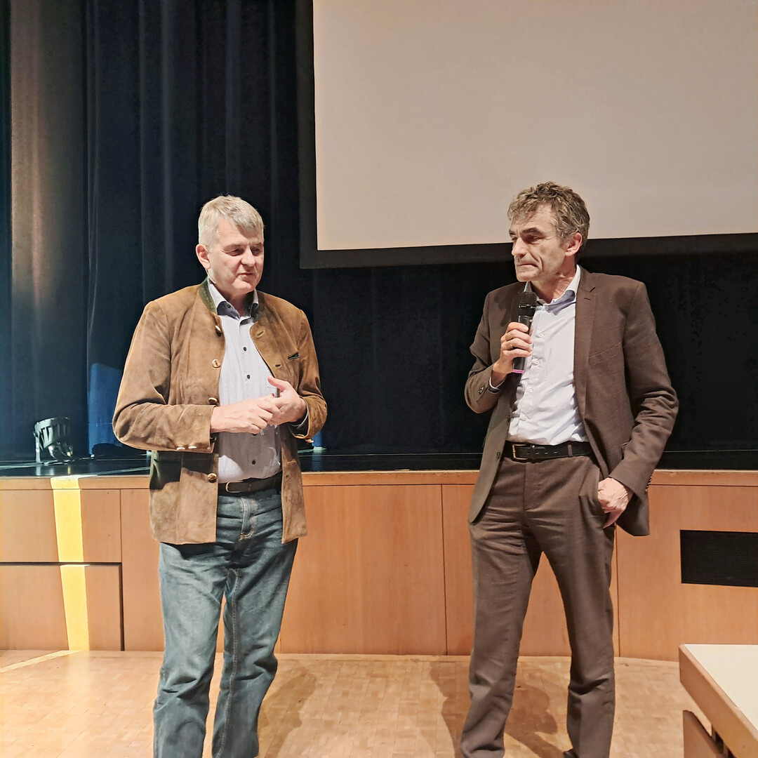 Michael Horsch beantwortet Fragen in der Diskussion. Rechts Moderator Dr. Wilfried Hermann.