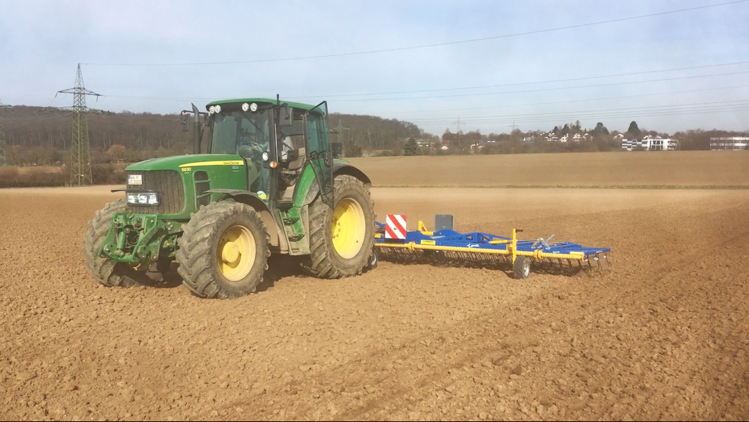 Gleich nach der Aussaat f�hrt Volker Escher mit dem Striegel �ber das Feld.