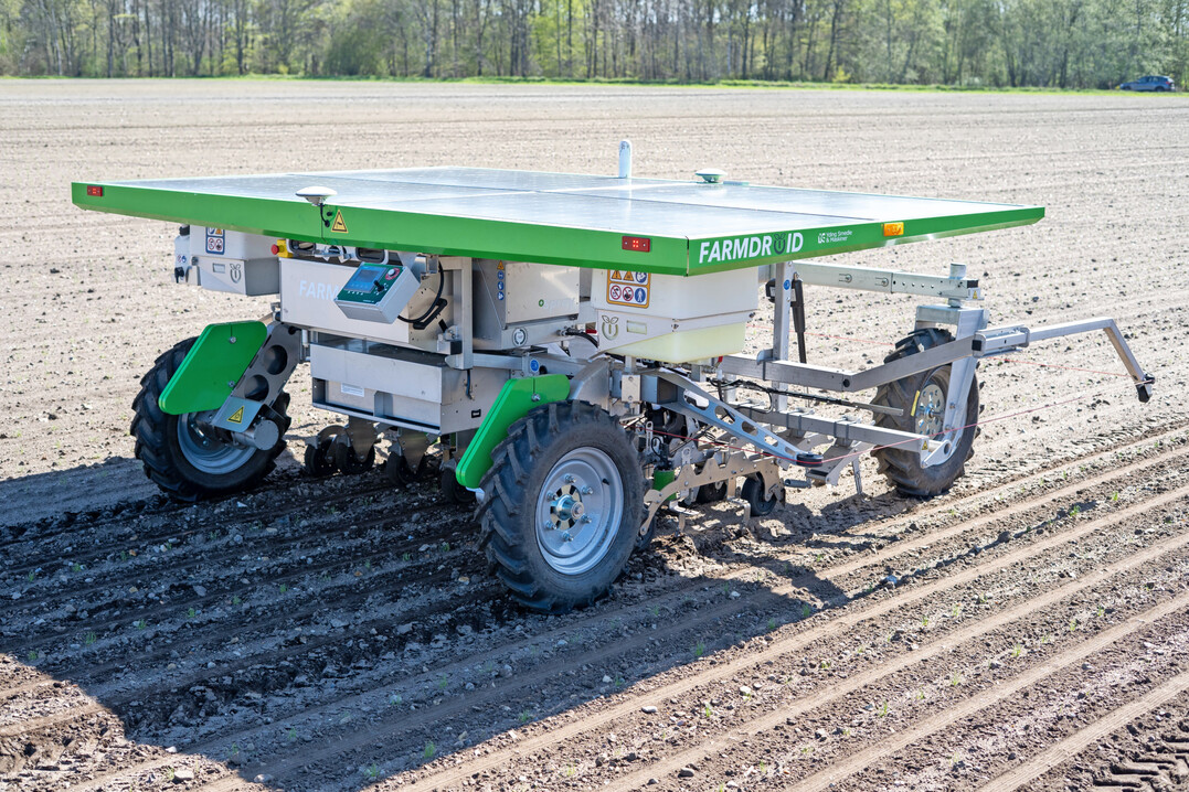 Der Roboter von Farmdroid kann nun auch größere Samen säen.