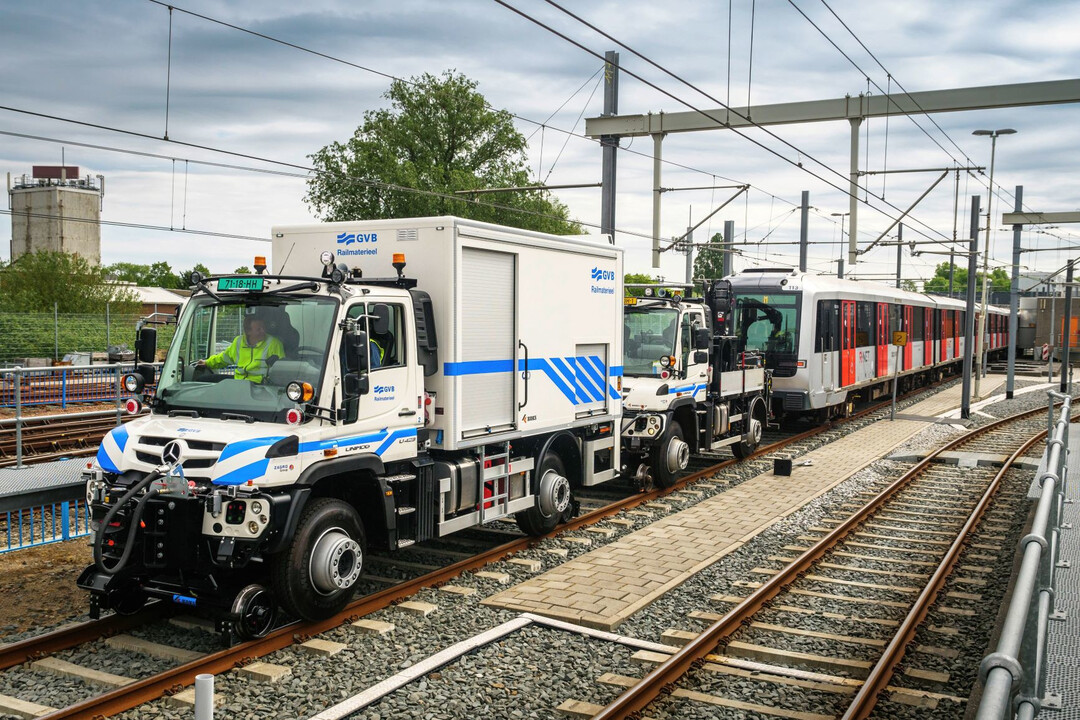 Im Doppelpack sind diese „Unimog 2-Wege“ stark genug, auch die schwersten Metrozüge mit 200 Tonnen Gewicht aus dem Tunnel zu ziehen und dabei die vierprozentige Steigung der Tunnelausfahrt zu bewältigen.