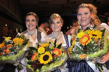 Gehen in eine zweij�hrige Amtszeit: v.l. Prinzessin Ann-Kathrin Heine, Hopfenk�nigin Regina Mack und Prinzessin Sarah Hillebrand