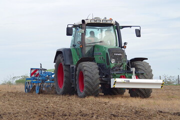 Bodenscanner (weißer Balken an der Fronthydraulik) im Einsatz.