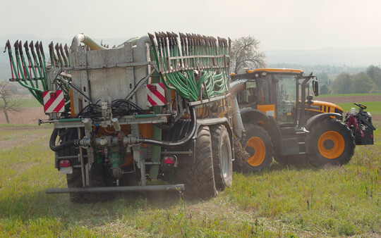 Ab dem Start der Düngesaison Pflicht: die streifenförmige Ausbringung vieler flüssiger Wirtschaftsdünger auf bestelltem Ackerland, wie hier im Bild mit dem Schleppschuh.
