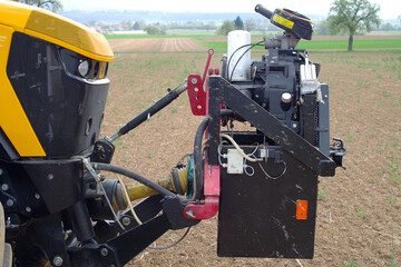 Eine Reifendruckregelanlage, die an der Front eines Gespanns aus Traktur und Schleppschlauch-G�llefass befestigt ist.