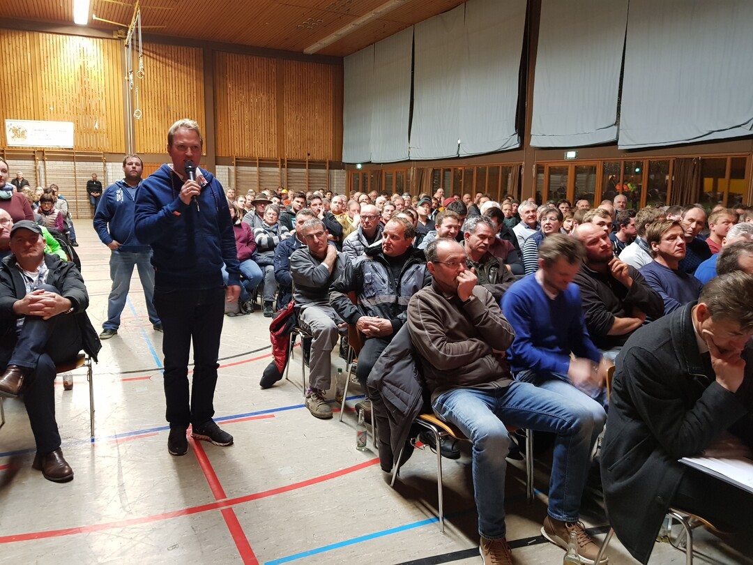 In der Diskussion bem�ngelten Teilnehmer mehrfach, dass die vom Obstbau erbrachten Vorleistungen beim Artenschutz zu wenig gew�rdigt werden. 