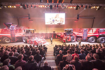 Die Vorstellung der neuen selbstfahrenden R�benroder der Rexor Platinum Reihe fanden gro�en Anklang. 