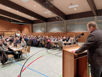 Gut besucht war die Generalversammlung der Bauernk�serei Leupolz am 27. November. Der Vorstandsvorsitzende Markus St�tzenberger berichtete �ber eine angespannte wirtschaftliche Lage f�r die Molkerei und von stagnierenden Absatzmengen am K�semarkt insgesamt.